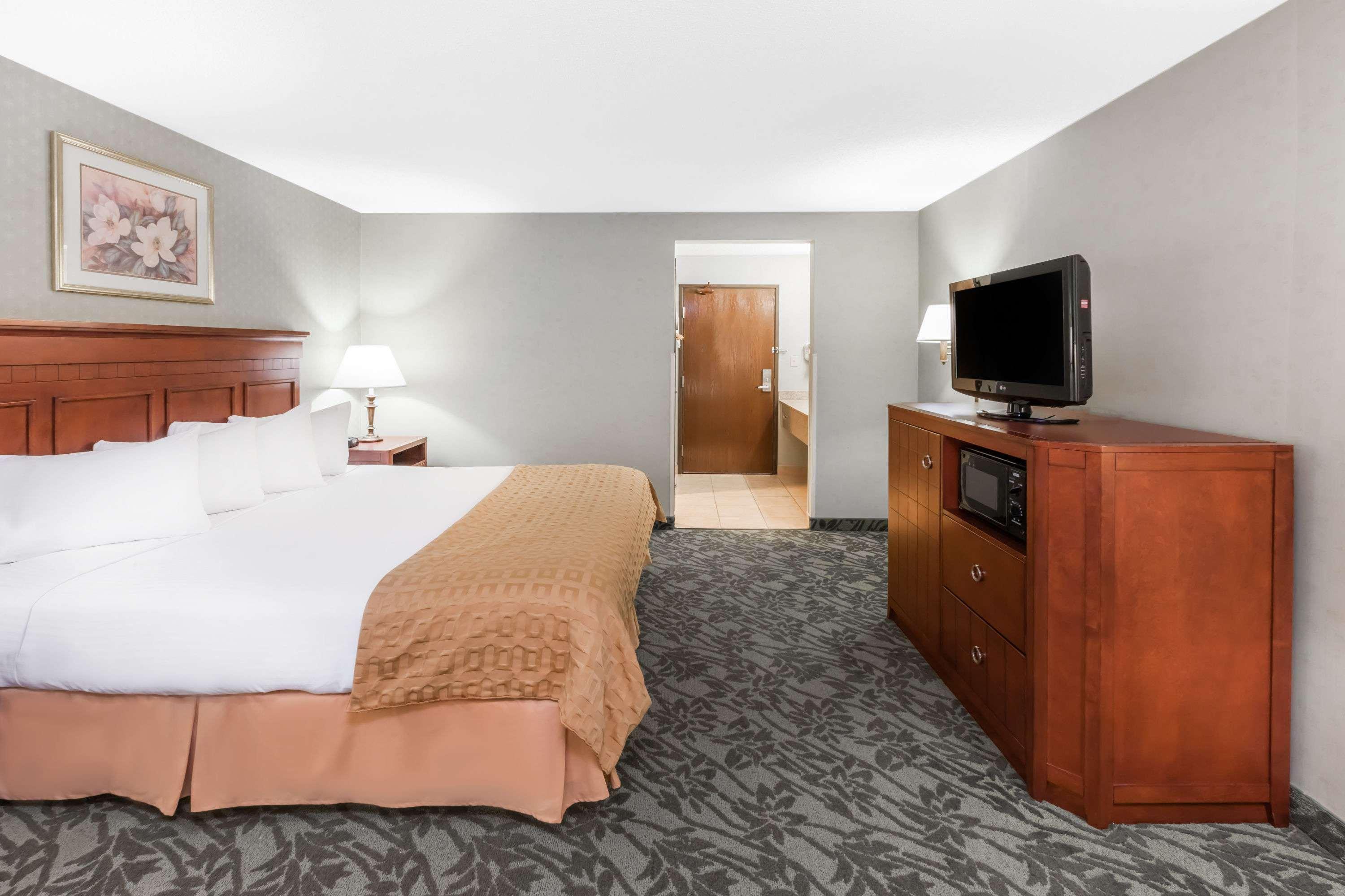 Spark By Hilton Grand Rapids North 2*